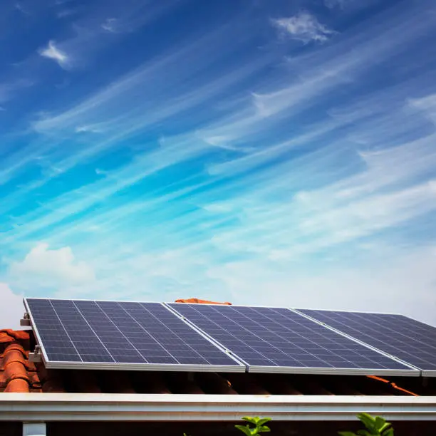 Paneles fotovoltaicos para casa, instalación de energía solar.