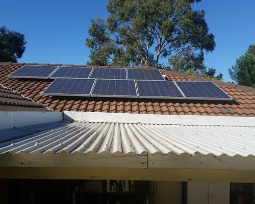 Instalación de paneles solares off grid requieres un complemento en los equipos solares , es decir que pueda garantizar una autonomía mediante el uso de las baterías e inversores.